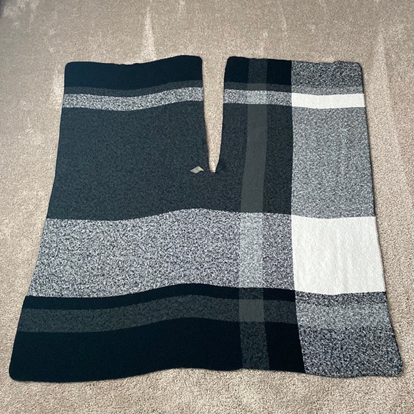 CALIA by Carrie Underwood Wrap - Picture 4 of 11